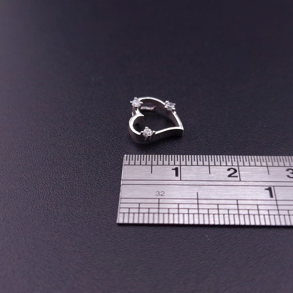 Gold pendant with zircons
