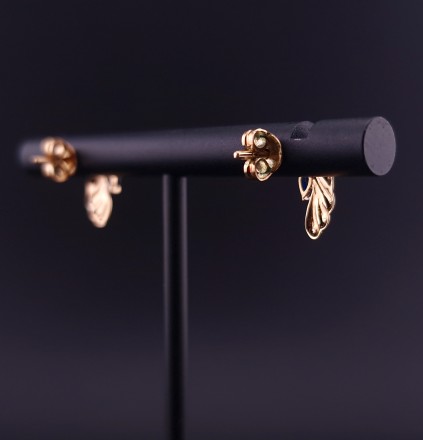 Gold earrings with colored stones