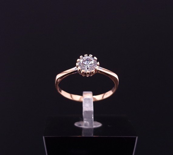Gold ring with zircon