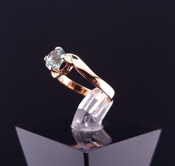 Gold ring with colored stone