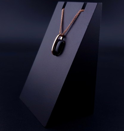 Gold pendant with colored stone