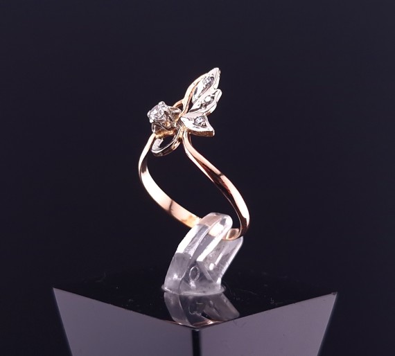 Gold ring with zircons