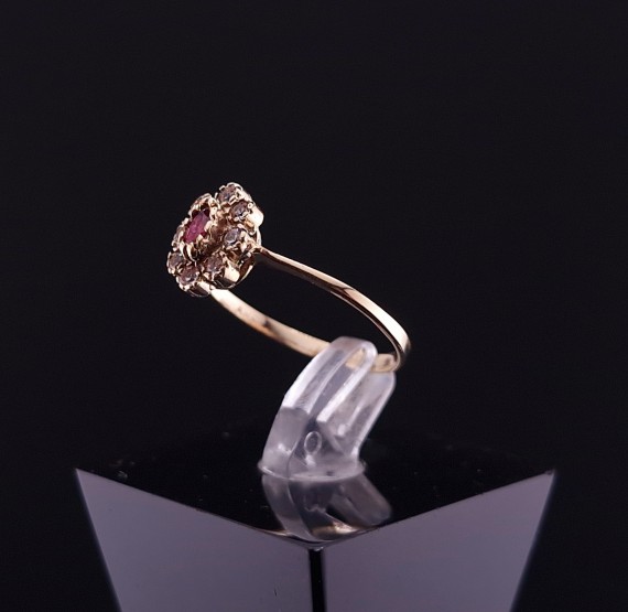 Gold ring with colored stones