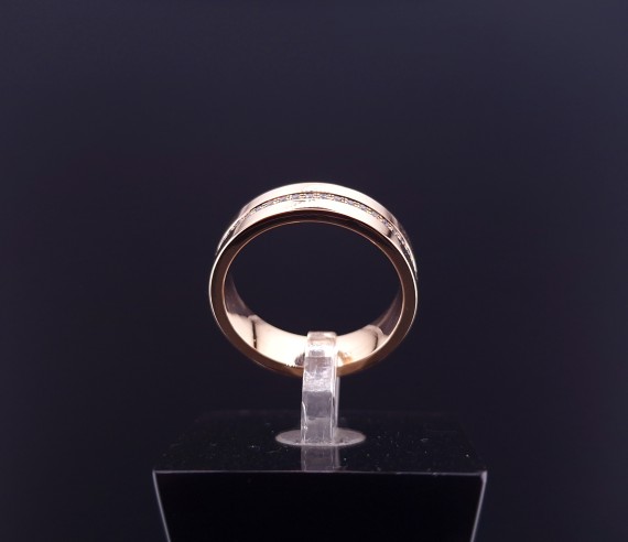 Gold ring with diamonds
