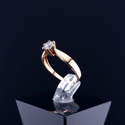 Gold ring with zircon