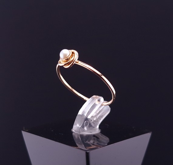 Gold ring with pearls