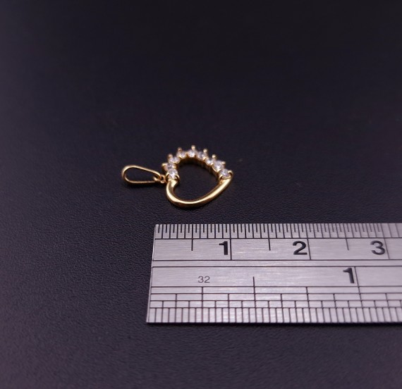 Gold pendant with zircons