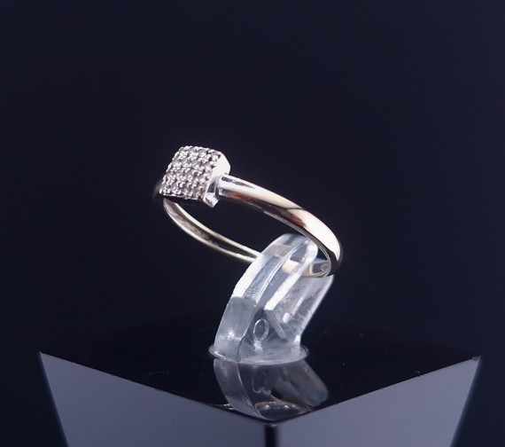 Gold ring with diamonds