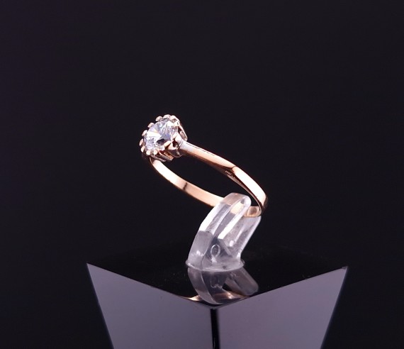 Gold ring with zircon
