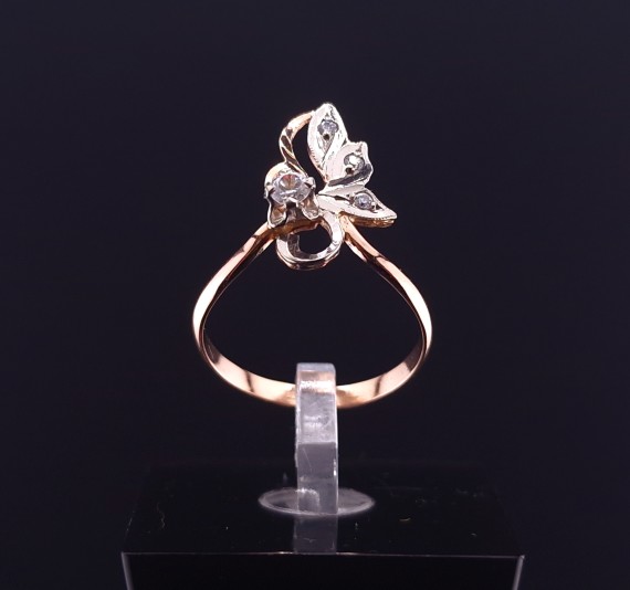 Gold ring with zircons