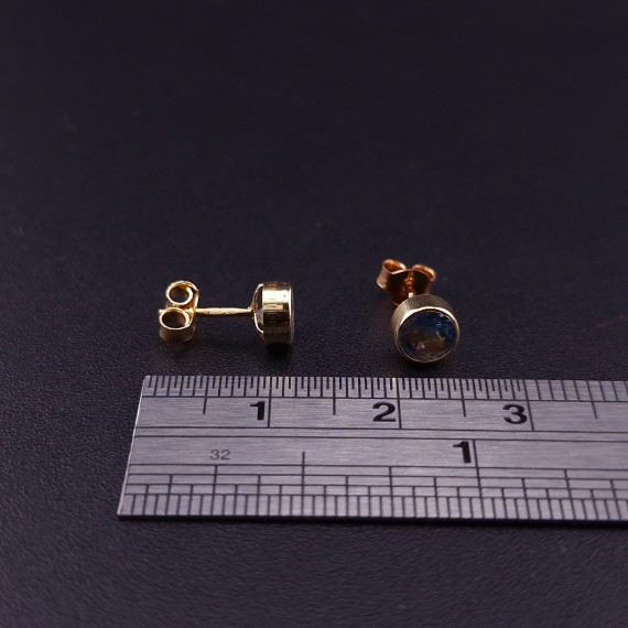 Gold earrings with colored stones
