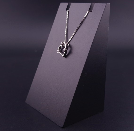 Gold pendant with zircons