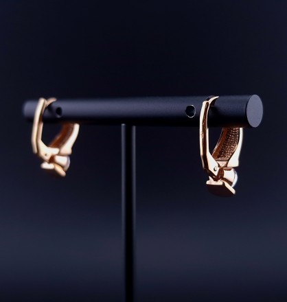 Gold earrings with zircons 