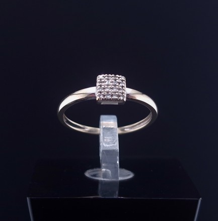 Gold ring with diamonds