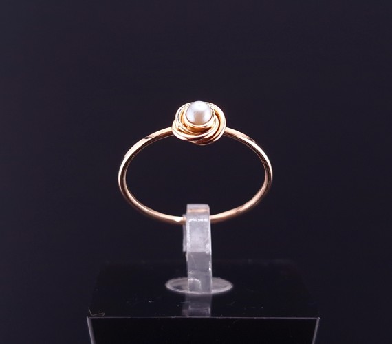 Gold ring with pearls