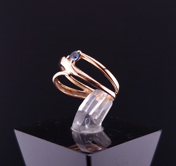 Gold ring with colored stone
