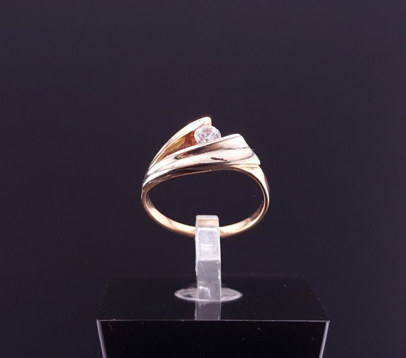 Gold ring with zircon