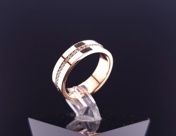 Gold ring with diamonds
