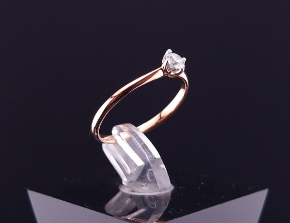 Gold ring with diamond