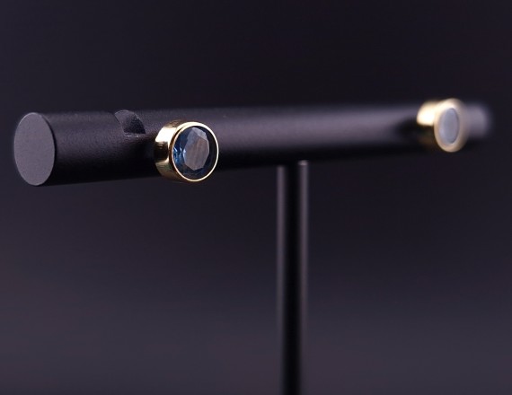 Gold earrings with colored stones