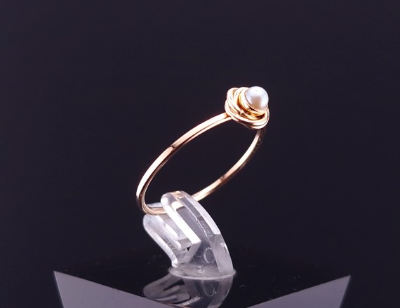 Gold ring with pearls