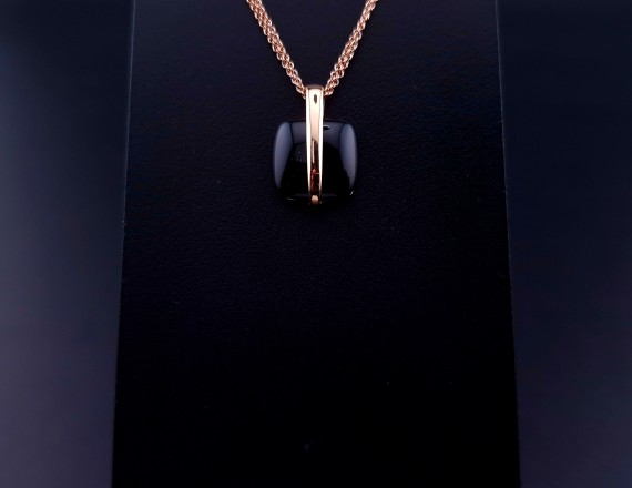 Gold pendant with colored stone