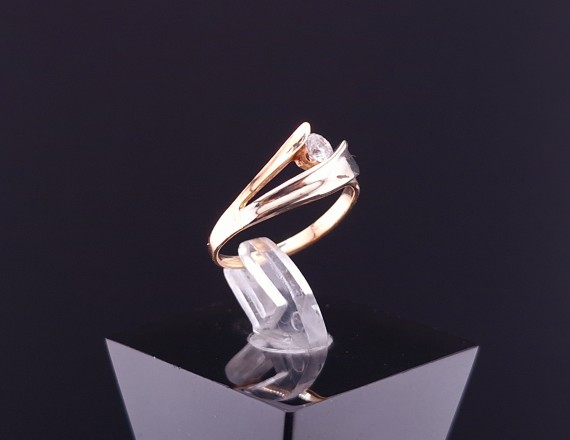 Gold ring with zircon