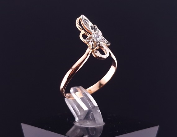 Gold ring with zircons