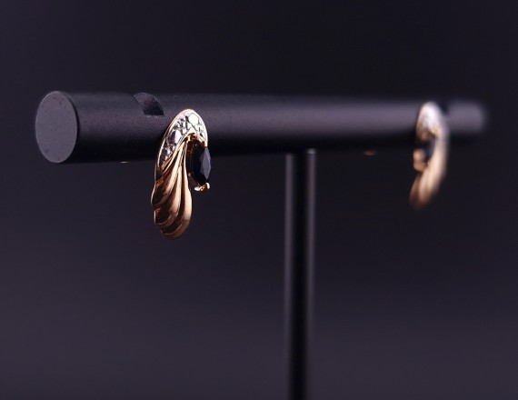 Gold earrings with colored stones