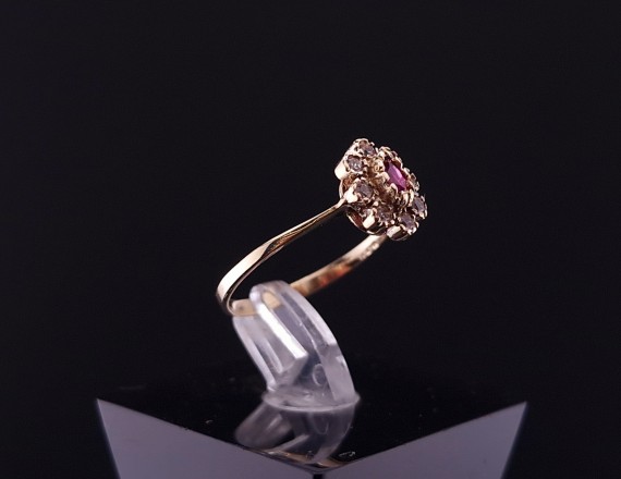Gold ring with colored stones