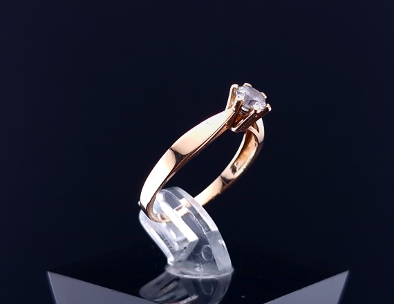 Gold ring with zircon