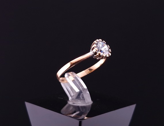 Gold ring with zircon