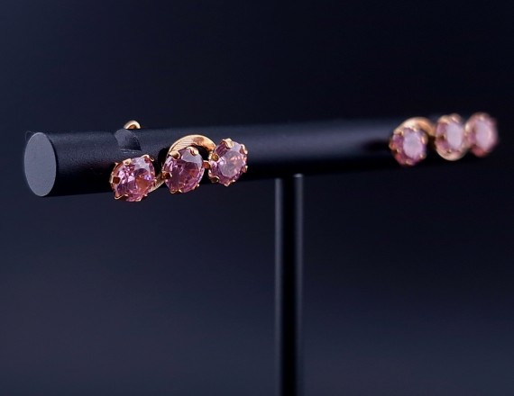 Gold earrings with colored stones