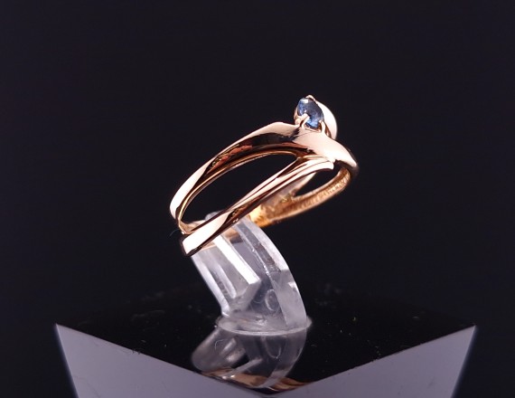 Gold ring with colored stone