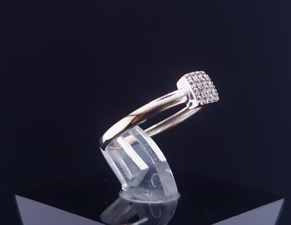 Gold ring with diamonds
