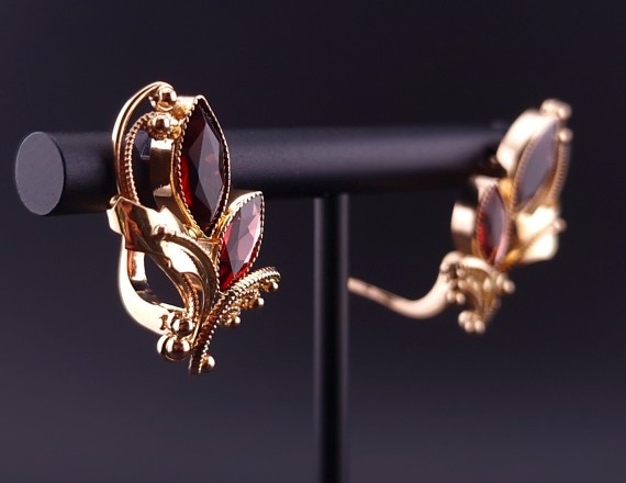 Gold earrings with  colored stones